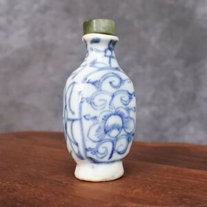 Antique Chinese Blue & White Floral Porcelain Green Jade Stopper Snuff Bottle